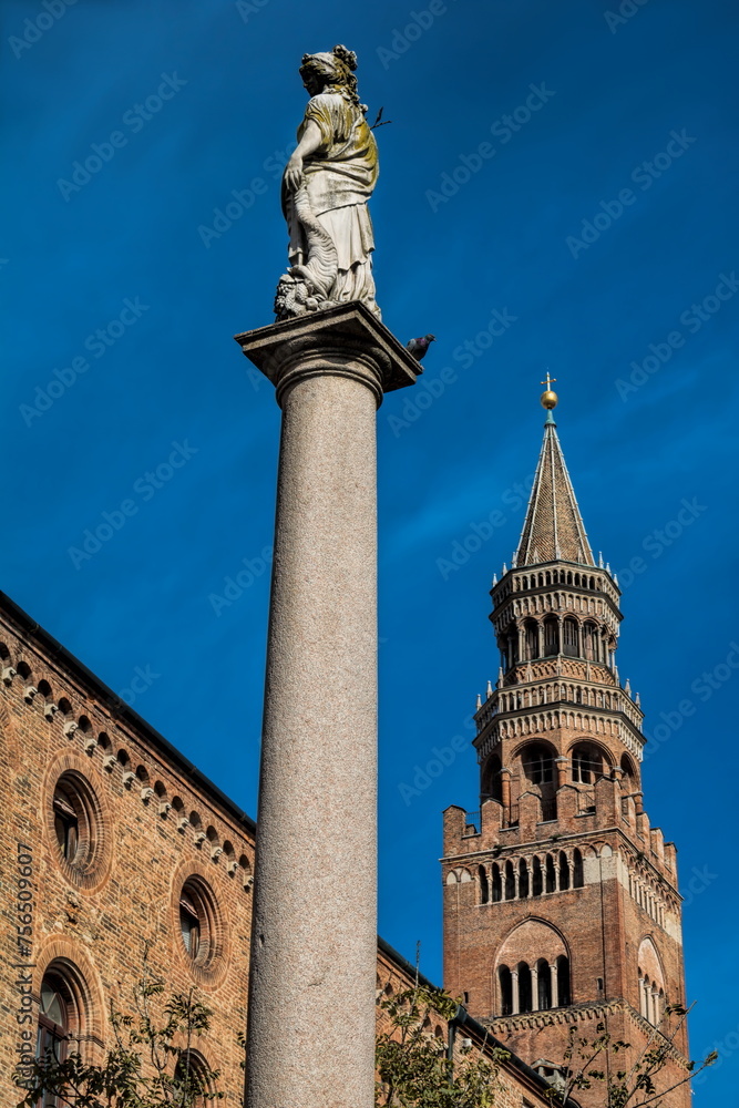 cremona, italien - mariensäule und torrazzo vom dom