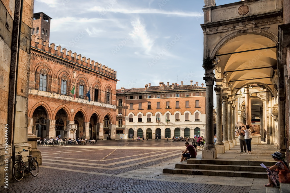 cremona, italien - piazza del comune mit arkaden am dom