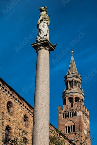 Obraz na płótnie cremona, italien - mariensäule und torrazzo vom dom w salonie