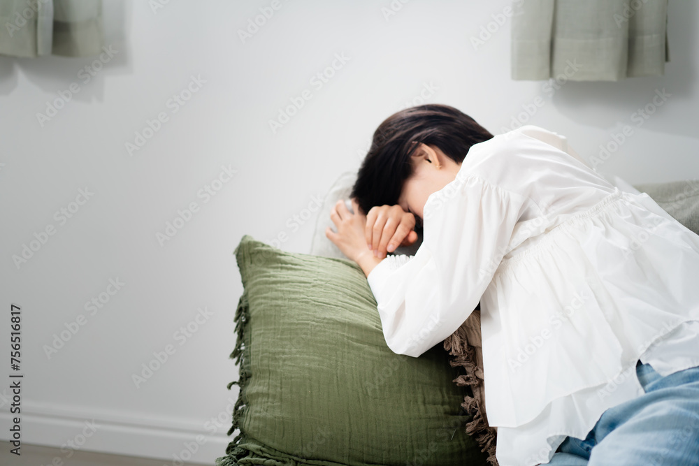 ソファで横になる女性 ソファで横になる女性
