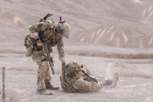 Φωτογραφία Soldier evacuated the injured fellow  from the mission in desert