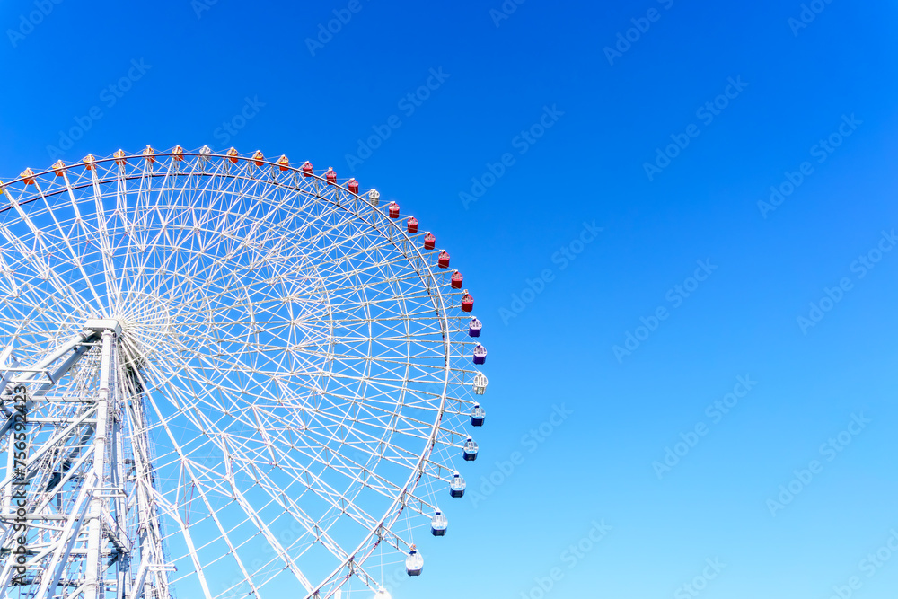 Naklejka premium Tempozan ferris wheel in Kaiyukan, Osaka, Japan. Popular tourist destination.