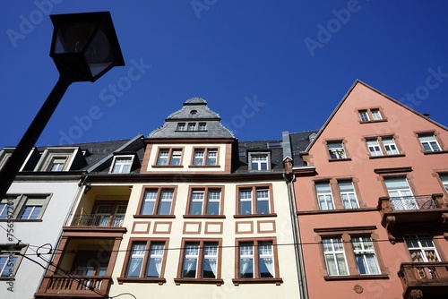 Neu erbaute Häuserzeile im historischen Stil für Touristen mit alter Straßenlaterne vor blauem Himmel im Sonnenschein in der neuen Altstadt am Römerberg in Frankfurt am Main in Hessen photo