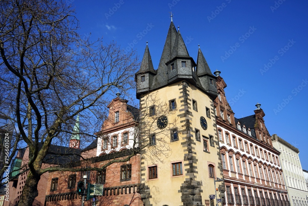 Fototapeta premium Saalhof mit Rententurm, Bernusbau, Historisches Museum und Burnitzbau am Mainkai am Eisernen Steg vor blauem Himmel im Sonnenschein in Frankfurt am Main in Hessen