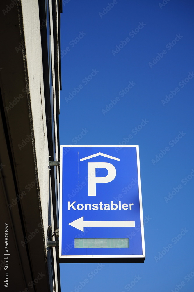 Blaue Anzeigetafel vor blauem Himmel im Sonnenschein an der Fassade des Parkhaus Konstabler an der Konstablerwache in der Innenstadt von Frankfurt am Main in Hessen Blaue Anzeigetafel vor blauem Himmel im Sonnenschein an der Fassade des Parkhaus Konstabler an der Konstablerwache in der Innenstadt von Frankfurt am Main in Hessen