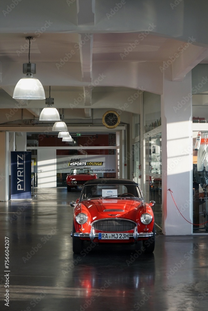 Austin Rot Austin-Healey in Rot mit Stoffverdeck in Schwarz der Sechzigerjahre in ...