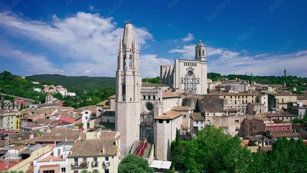 Vistas aéreas de la ciudad de Girona con drone. Catedral de Girona y basílica de Sant Feliu. Ciudad medieval en España Vistas aéreas de la ciudad de Girona con drone. Catedral de Girona y basílica de Sant Feliu. Ciudad medieval en España