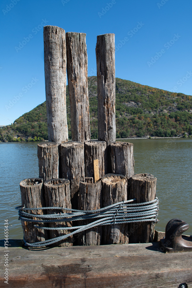 Obraz premium Mooring posts on a river pier