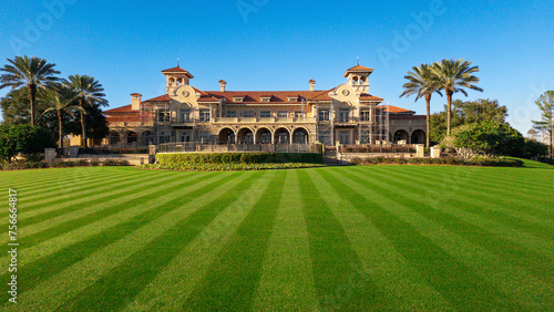 Fotografie View of a beautiful and large golf clubhouse in Florida, USA