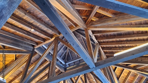 木造の屋根 © ユウダイ タニガワ