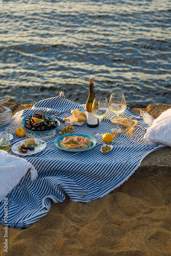 Canvastavla Table full of seafood and vegetable dishes with sea horizone in the background