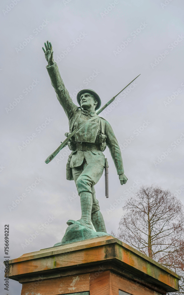 Obraz premium Bridgnorth war memorial stands in Castle Gardens on East Castle Street. The bronze figure of a soldier of the Shropshire Light Infantry stands arm outstretched, in the act of throwing a grenade.