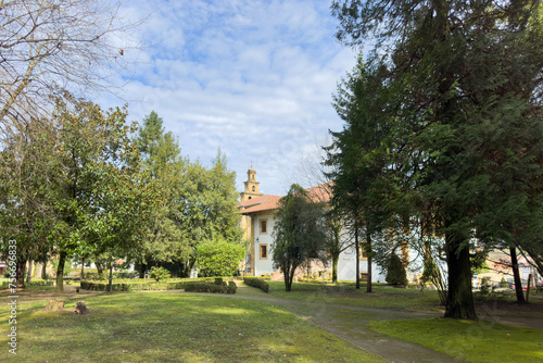 Φωτογραφία Beautiful park in springtime in Guernica, Spain