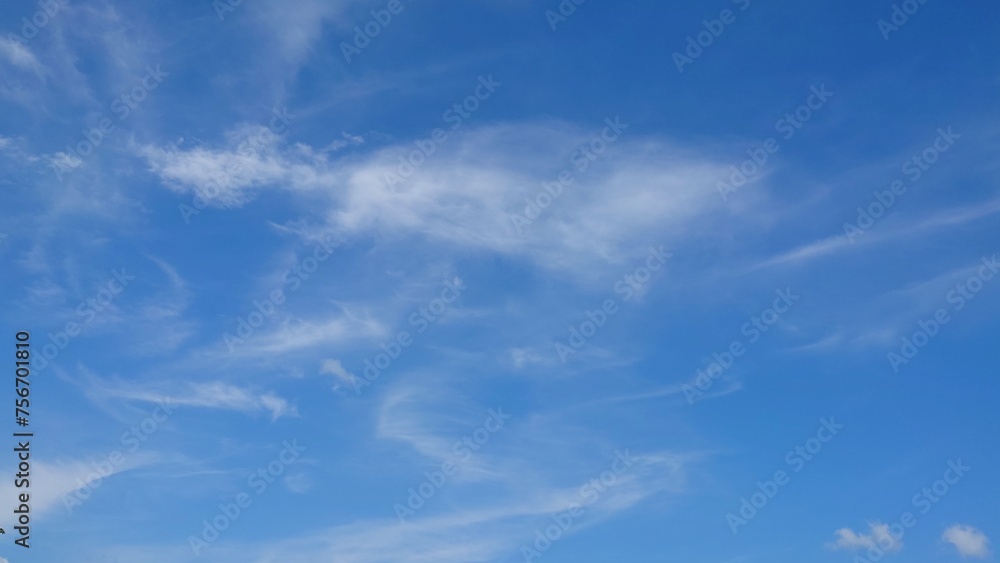 青空に不規則に浮かぶ筋雲