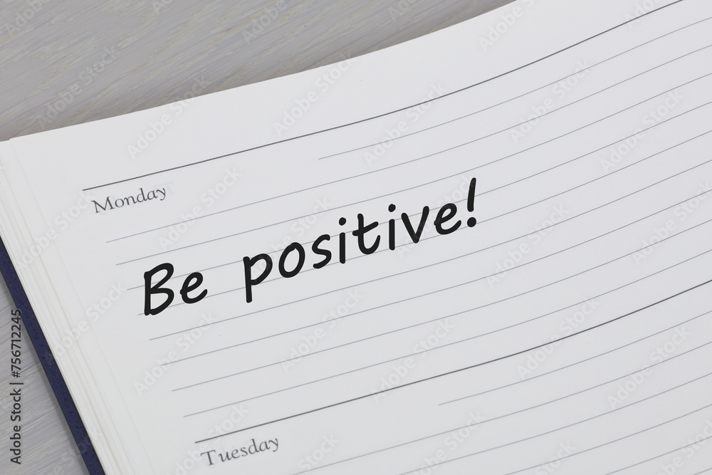 Obraz premium Be positive reminder message in an open diary