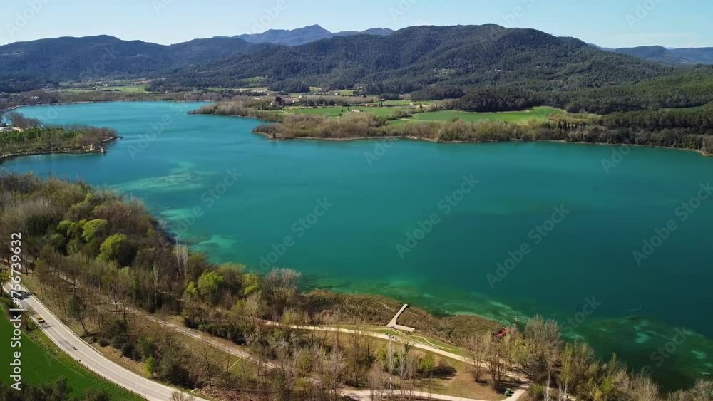 Vista aérea del lago Banyoles en Girona. Es un lago natural muy grande, el más grande de toda Cataluña, España. Esta lleno de vida silvestre y es perfecto para relajarse y disfrutar.
Vista aérea del lago Banyoles en Girona. Es un lago natural muy grande, el más grande de toda Cataluña, España. Esta lleno de vida silvestre y es perfecto para relajarse y disfrutar.