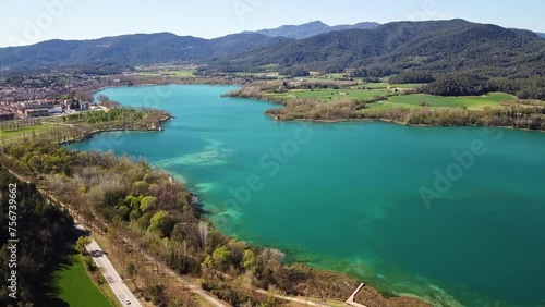 Vista aérea del lago Banyoles en Girona. Es un lago natural muy grande, el más grande de toda Cataluña, España. Esta lleno de vida silvestre y es perfecto para relajarse y disfrutar. 
