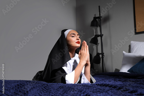Cuadro en lienzo Sexy nun praying in bedroom