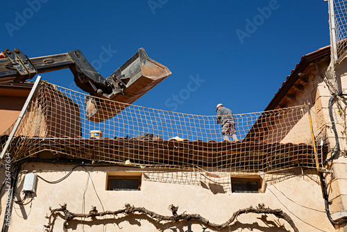 Obrero trabajando en el tejado de una casa.