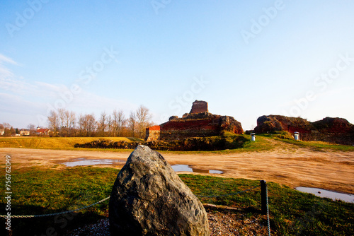 Ruiny zamku gotyckiego oraz symboliczny kamień upamiętniający wydarzenie historyczne, Bobrowniki, Poland