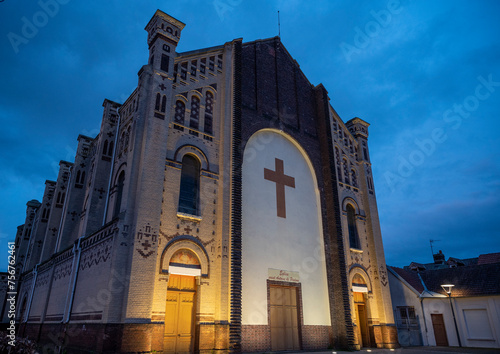 La nuit sur la face avant de l'église Saint-Antoine à Petit-Quevilly.
