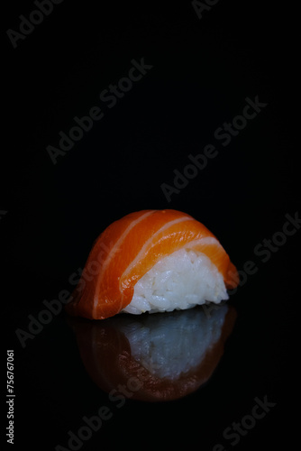 Sushi nigiri de salmón