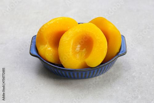 Peach halves in syrup. Fruity desserts © Bowonpat