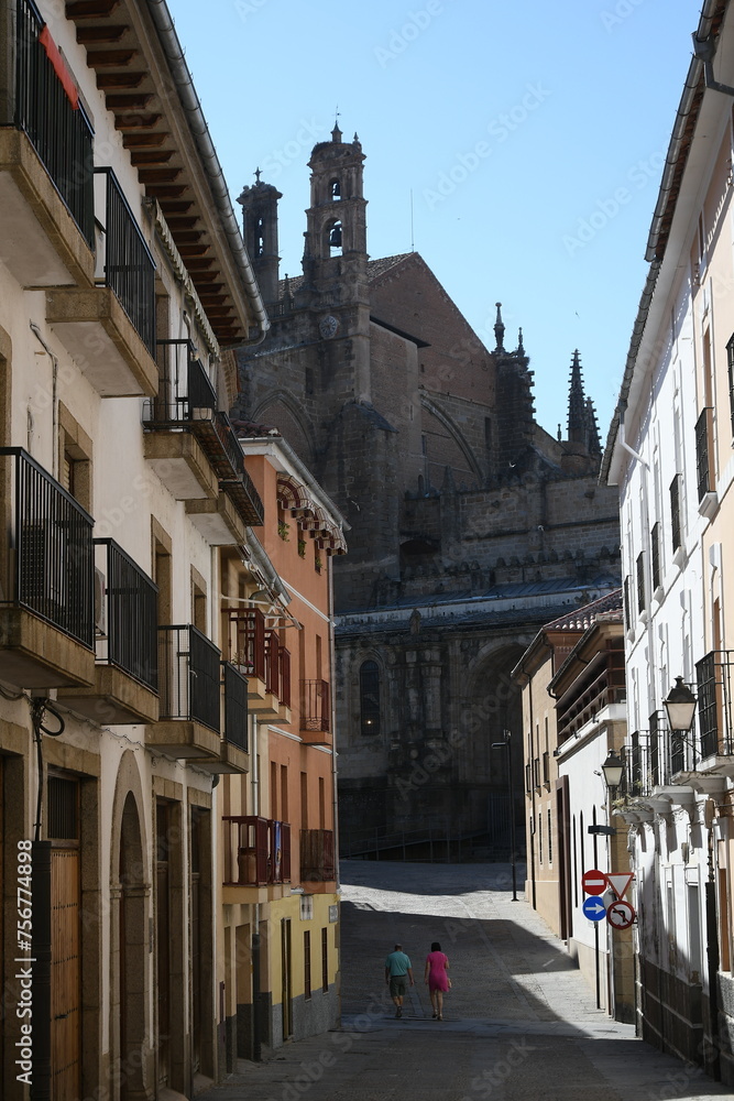 Fototapeta premium Calle y Catedral de Plasencia