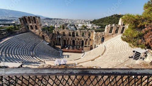 Ruiny teatru u podnóża akropolu w greckich Atenach. Błękitne niebo nad ruinami starożytnych Aten. Partenon, Ateny, Grecja.