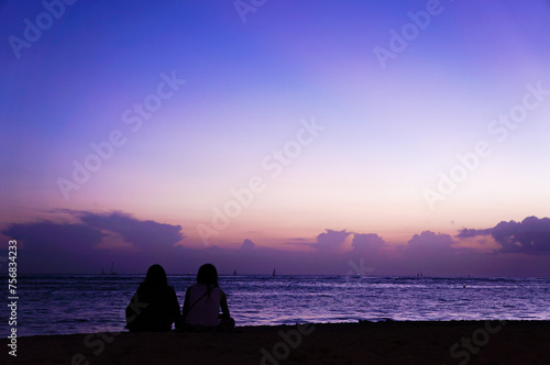 夕暮れに黄昏る女性の後ろ姿