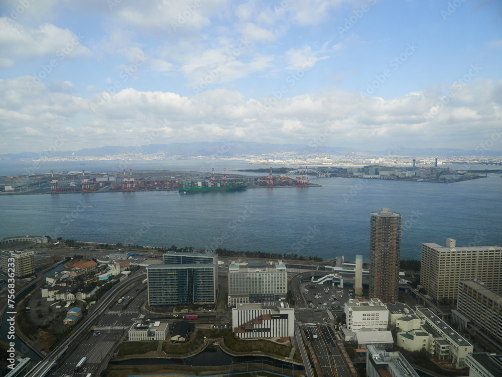 Fototapeta premium ハイアングルで撮影した昼の大阪湾の都市景観の風景