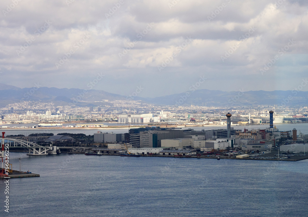 ハイアングルで撮影した昼の大阪湾の都市景観の風景