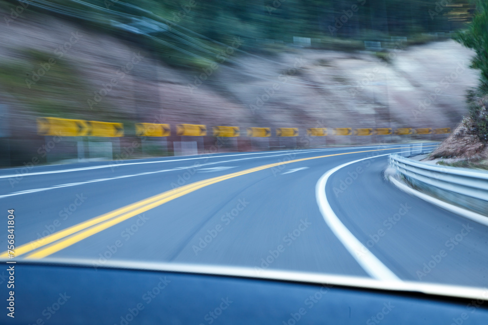 Dinámica carretera vacía vista de alta velocidad desde un auto o una motocicleta. Señales de transito, flechas y lineas. Curva a la vista. Carretera mexicana. Dinámica carretera vacía vista de alta velocidad desde un auto o una motocicleta. Señales de transito, flechas y lineas. Curva a la vista. Carretera mexicana.