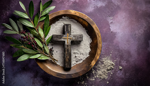 PRATO CERIMONIAL DA QUARTA-FEIRA DE CINZAS E CRUZ DE MADEIRA EM UM CONCEITO CRISTÃO CATÓLICO