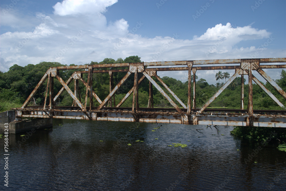 Puentes,testigos de un pasado que no volvera cuando circulaban los trenes.