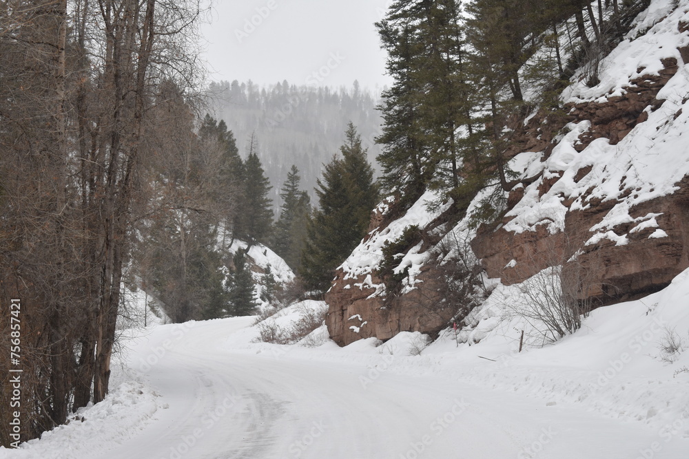Obraz premium Snow Covered Mountain Road Near Telluride Colorado