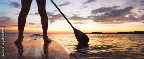 Photos SUP, paddle board on the beach, close up of standing  legs and paddle, banner ba