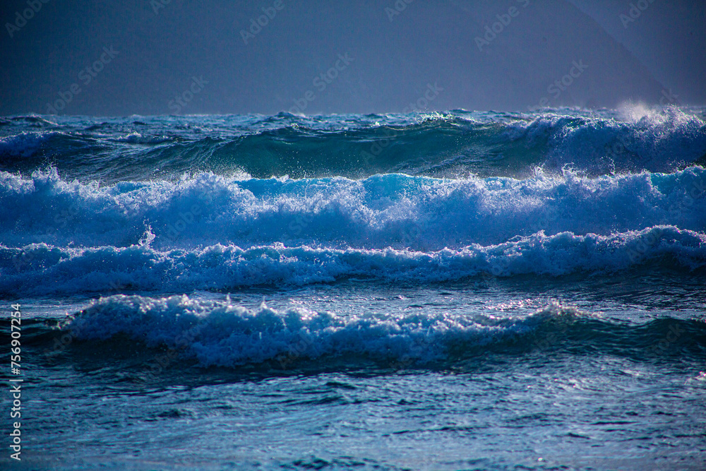 Fototapeta premium 奄美、春に“寒の戻り”、3月の奄美の海