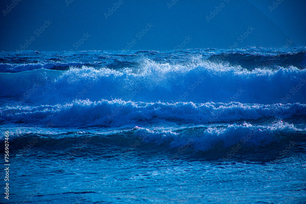 Fototapeta premium 奄美、春に“寒の戻り”、3月の奄美の海