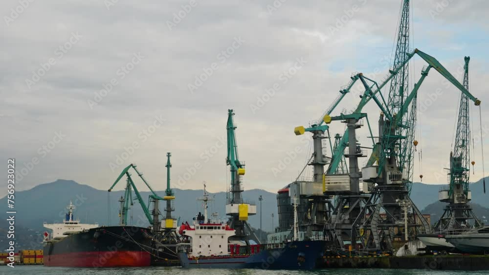 Port container cranes unload and load a bulk carrier Timelapse, loading ...