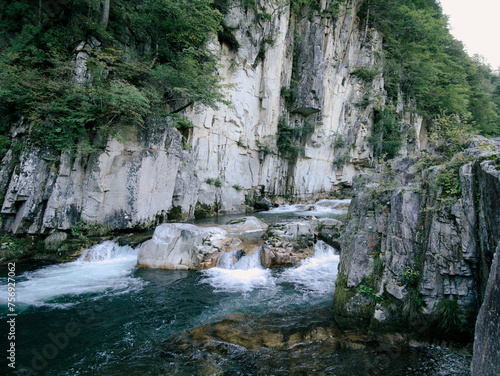 福島県 南会津に流れる伊南川沿いの屏風岩