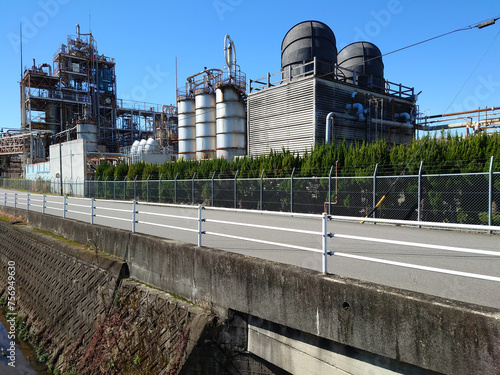 Out view of the chemical factory / 第三次産業，化学薬品工業，化学薬品工場～外観，全体ビュー