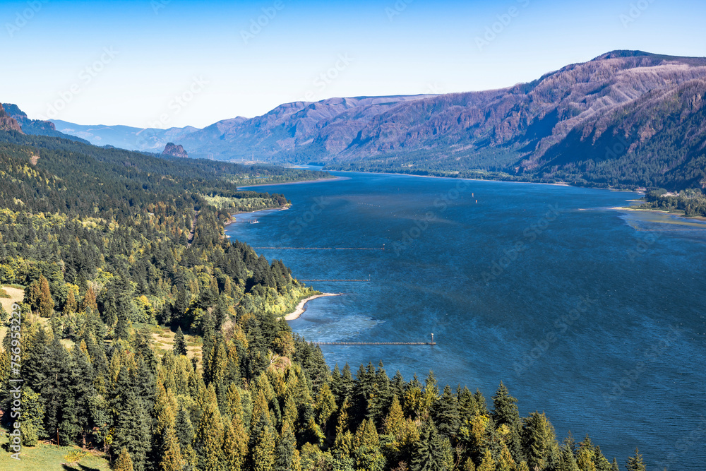 Obraz premium Landscape of the Columbia River Gorge with winding coastlines and forested mountain ranges at sunny day