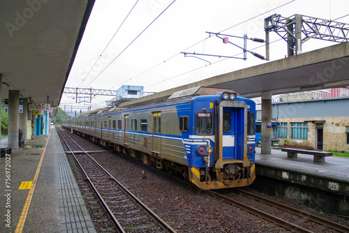 台湾東部幹線の福隆駅に停車中の電車