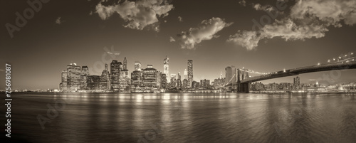 Fototapeta Naklejka Na Ścianę i Meble -  New York City night lights. Lower Manhattan and Brooklyn Bridge panorama from Brooklyn Bridge Park