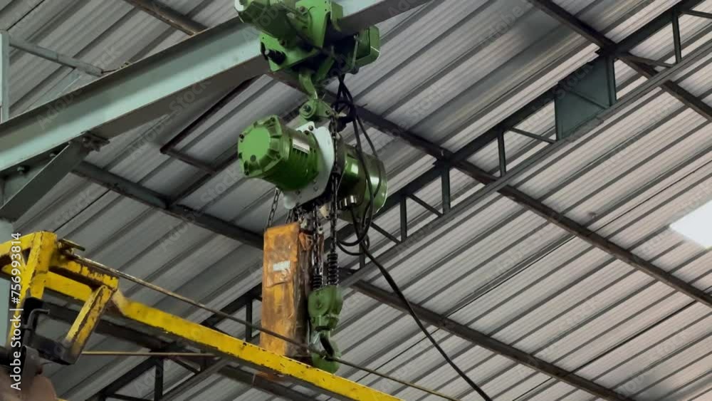 The chain on the crane moves when lifting the load. Motor on crane. Working crane. The chain on the crane moves when lifting the load. Motor on crane. Working crane.