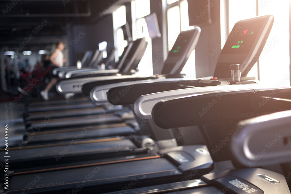 Obraz premium Treadmills and people working out in the gym