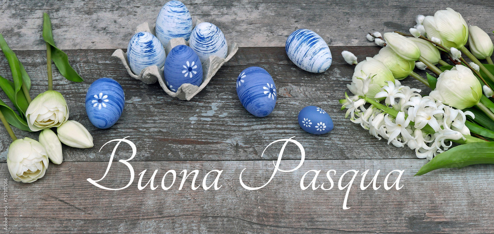 Biglietto d'auguri Buona Pasqua: Testo Buona Pasqua con fiori e uova di Pasqua blu. - obrazy, fototapety, plakaty 
