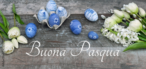 Biglietto d'auguri Buona Pasqua: Testo Buona Pasqua con fiori e uova di Pasqua blu. photo