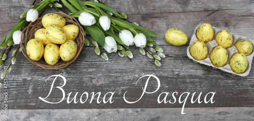 Biglietto d'auguri Buona Pasqua: Testo Buona Pasqua con fiori e uova di Pasqua gialle. photo